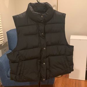 AMERICAN EAGLE BLACK PUFFER VEST